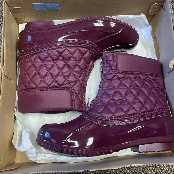 *ADD ME FOR FREE TO ANY ORDER $50+* JustFab Evi SlipOn Quilted Duck Boot - Picture 1 of 5